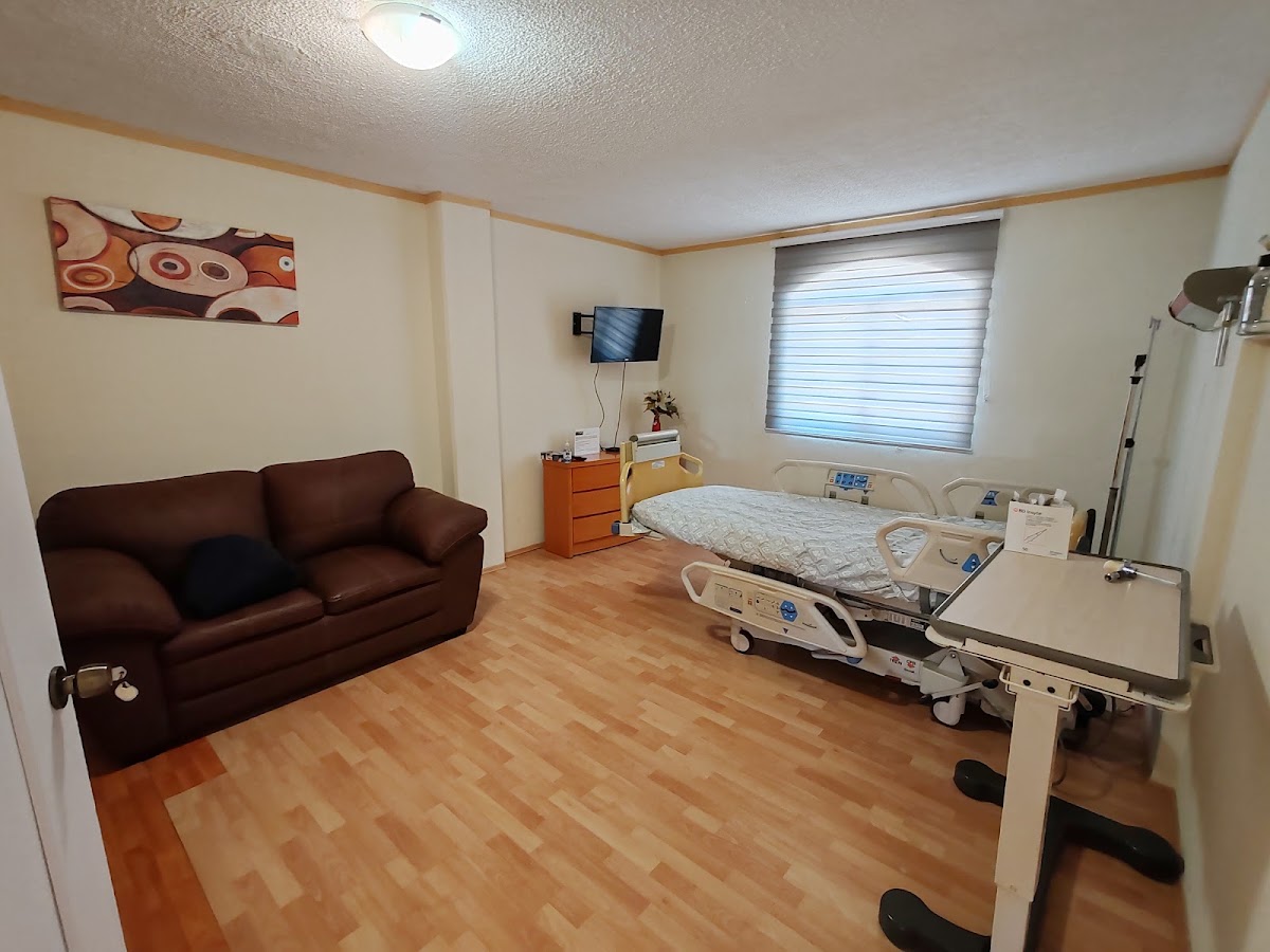 Habitación con cama hospitalaria y espacio para acompañante